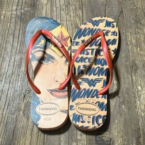 Havaianas RARE Justice League Wonder Woman flip flops Sz 41, 9/10 ✨✨